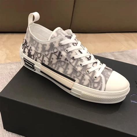 dior sneakers for man price.